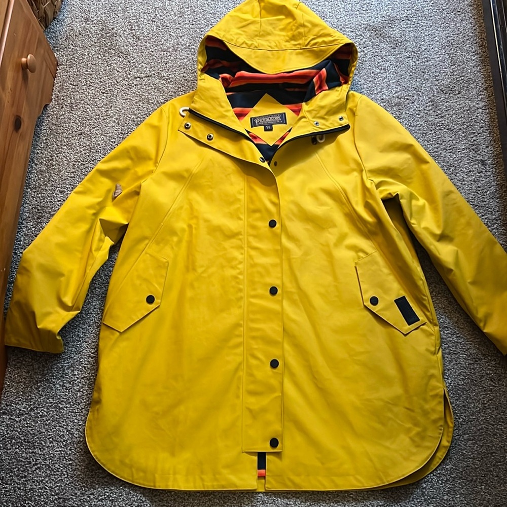 Pendleton yellow raincoat - like new. Size XL